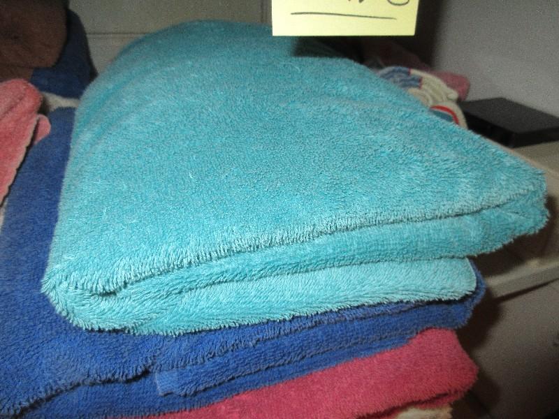 Lot - Misc. Bed Sheets, Pillow Cases, Bath Towels, Wash Clothes, Kitchen Towels, Etc.