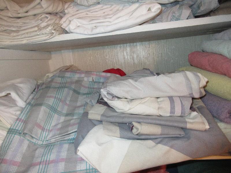 Lot - Misc. Bed Sheets, Pillow Cases, Bath Towels, Wash Clothes, Kitchen Towels, Etc.