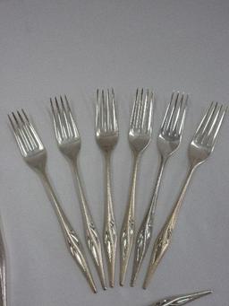 24 Pieces - Wallace Sterling Dawn Mist Burnished Top/Side Handles Foliate Design Silverware