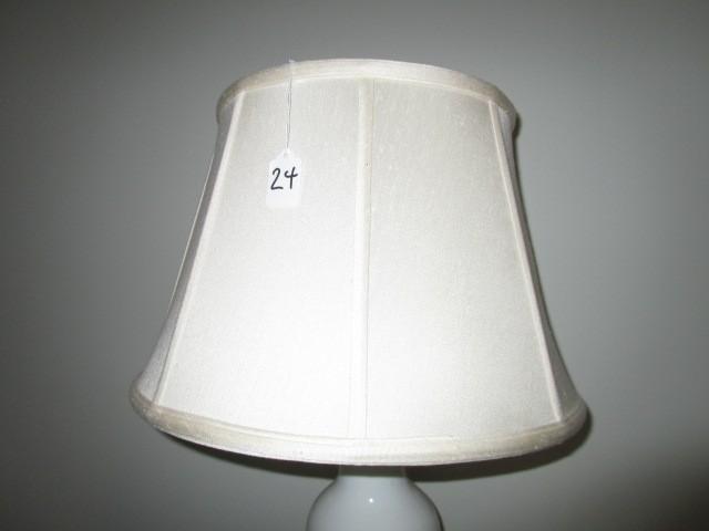 Green/White Vase Design Lamp w/ Wood Base/Shade