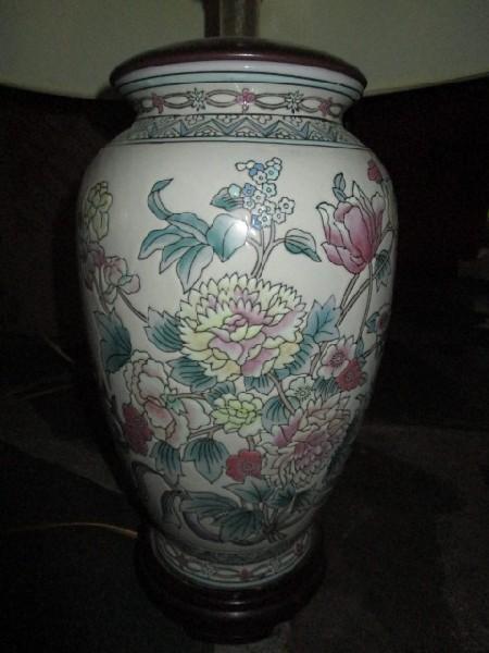 Ceramic Asian Floral Motif Urn Vase Wood Base Coin Top Finial w/ Stand