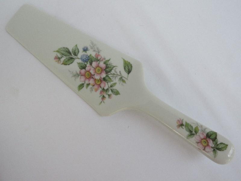 Andrea by Keito China Amiel Exceed Bon Pattern Pink & Blue Floral Spray Design Cake