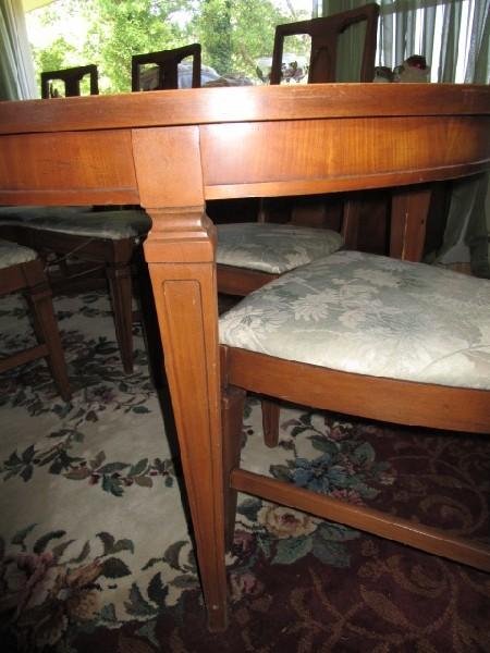 Wooden Dining Table Rounded Ends w/ 2 Leafs w/ 8 Chairs