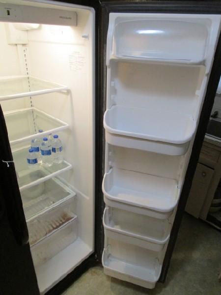 Black Frigidaire Fridge/Freezer w/ Ice/Water Dispenser