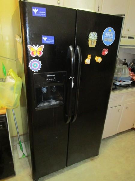Black Frigidaire Fridge/Freezer w/ Ice/Water Dispenser