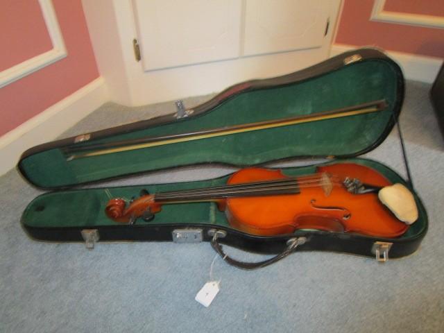 Parrot Chinese Wooden Vintage Violin 1975 in Black Case 'Tienshen China'