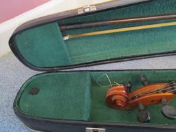 Parrot Chinese Wooden Vintage Violin 1975 in Black Case 'Tienshen China'