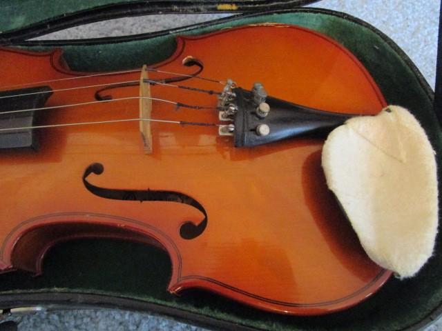 Parrot Chinese Wooden Vintage Violin 1975 in Black Case 'Tienshen China'