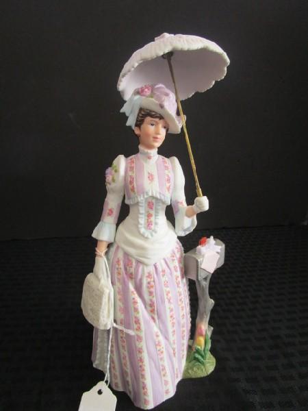 Avon Presidents Club Porcelain/Ceramic Figurine Purple Dress 1988 'Mrs. P.F.E. Albee' Award