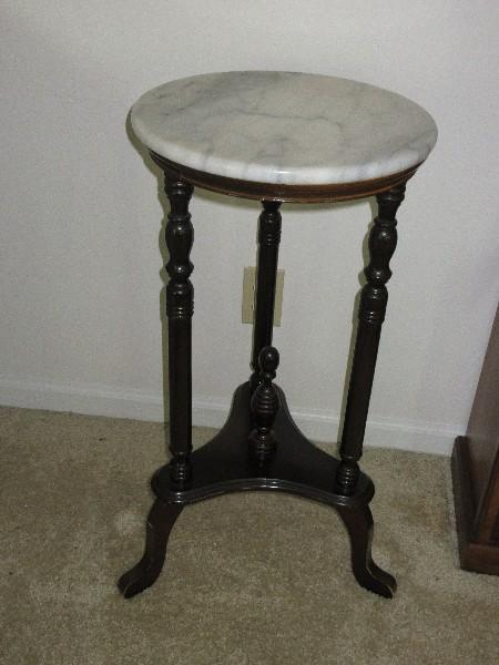 Mahogany Finish Ring Turned Marble Top Side Table/Plant Stand w/ Center Finial Accent