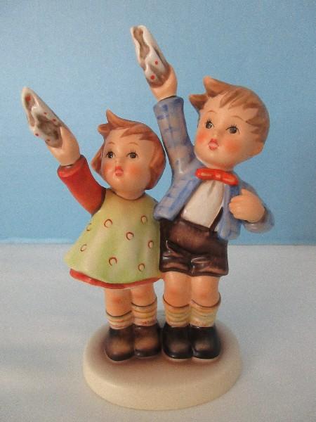 Goebel Hummel "Auf Wiedersehen" Porcelain Boy & Girl 5 3/4" Figurine