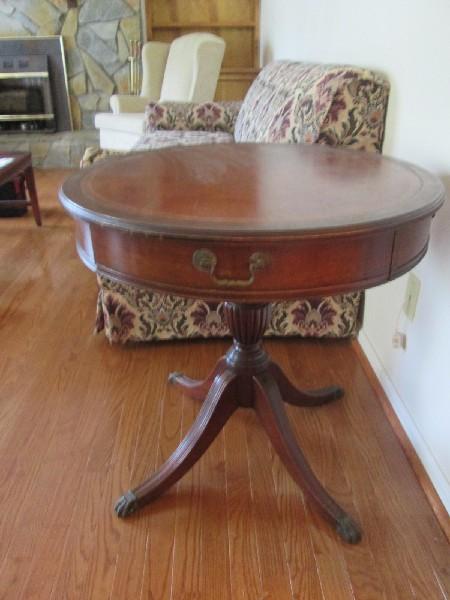 Wooden Round Top Side Table Urn/Spindle Stand w/ 4 Curved Legs Grooved, Brass Paw Feet