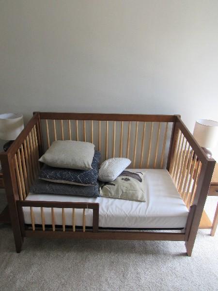 Wooden Da Vinci Convertible Child's/Baby Crib Narrow Legs, Slat Descending Sides w/ Extra Side