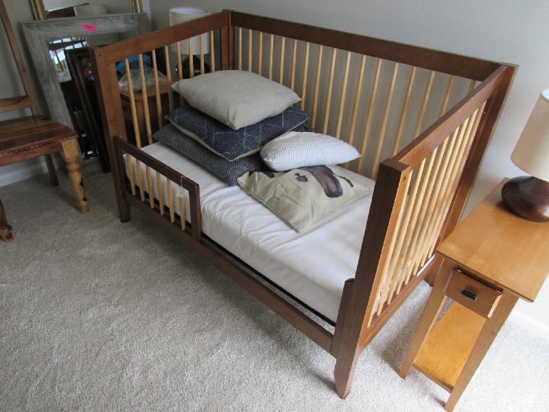 Wooden Da Vinci Convertible Child's/Baby Crib Narrow Legs, Slat Descending Sides w/ Extra Side