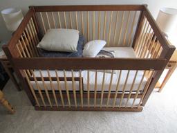 Wooden Da Vinci Convertible Child's/Baby Crib Narrow Legs, Slat Descending Sides w/ Extra Side