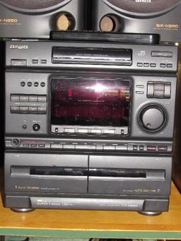 Aiwa CD/Tape AM/FM Radio Player w/ 2 Base Reflex Speakers