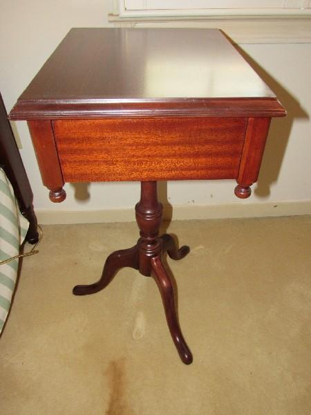 Wooden Side Table 1 Drawer 4 Inverted Ball Finials Spindle Body, 2 Curved Legs