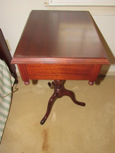 Wooden Side Table 1 Drawer 4 Inverted Ball Finials Spindle Body, 2 Curved Legs