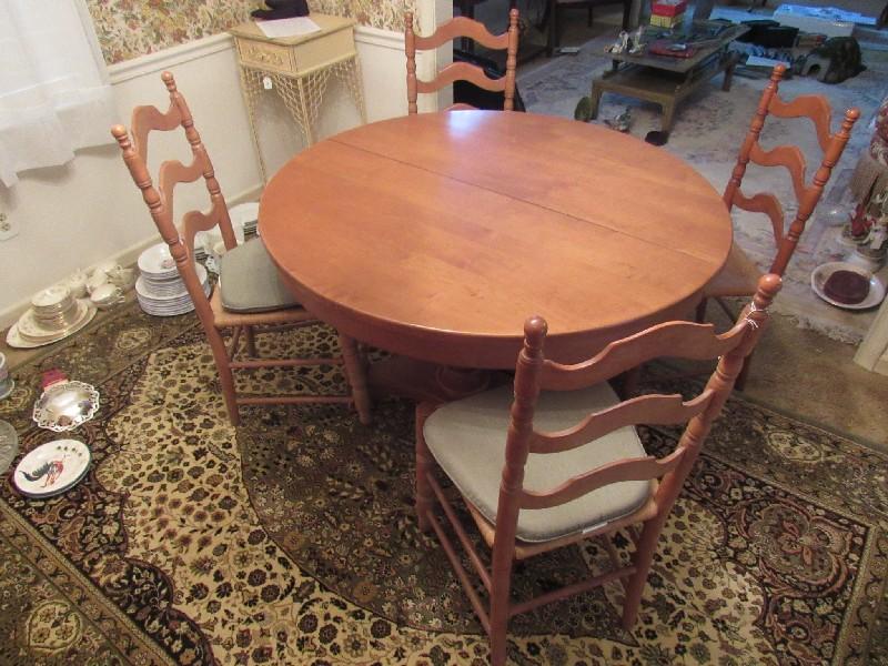 Wooden Round Table w/ Twin Spindle Pedestal Legs w/ 2 Leaves & 4 Chairs
