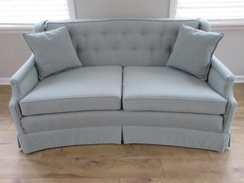 Formal Modern Curved Love Seat w/ Tufted Back, 2 Accent Pillows & Pleated Skirt