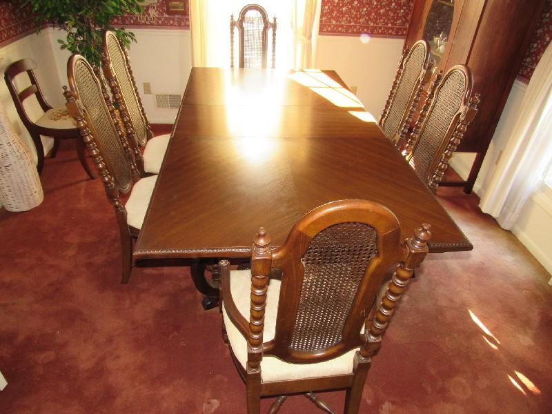 Amazing Extendable Dark Wooden Table w/ 1 Leaf w/ 6 Chairs, Table Curved/Scroll Legs