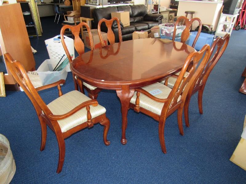 Wooden Extendable Dining Table w/ 1 Leaf, Curved Legs w/ 6 Chairs, Curved to Pad Feet