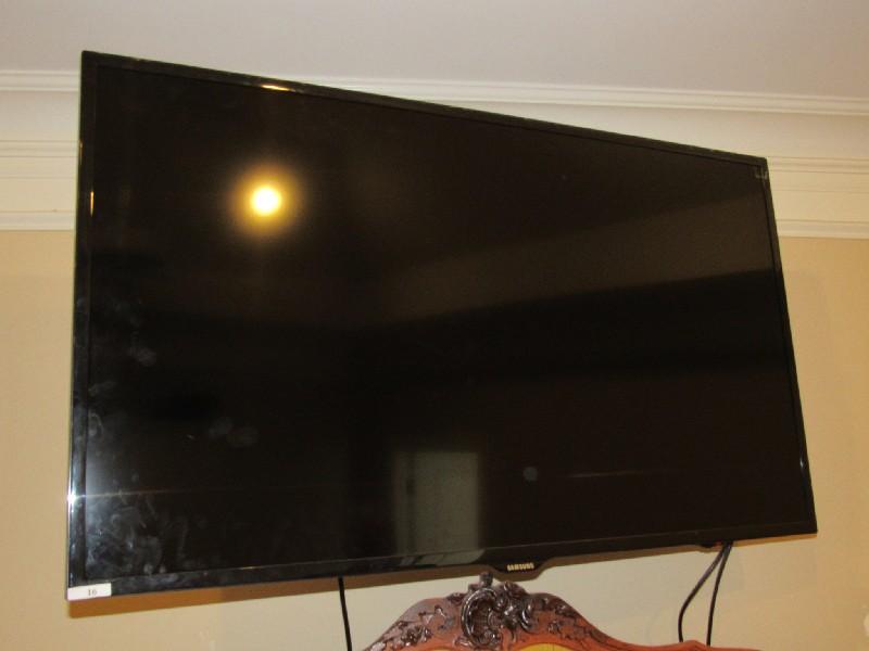 Samsung Black Wide Screen 49" HDTV w/ Wall Mount