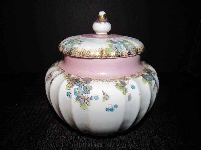 Ceramic Cookie Jar Scallop Design w/ Lid, Etched/Gilted Pattern