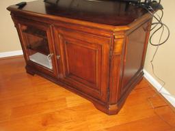 Hooker Furniture Elegant Brookhaven Collection Cherry & Hard Wood Media Cabinet Console