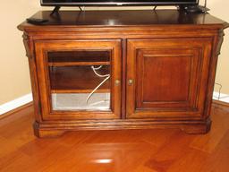 Hooker Furniture Elegant Brookhaven Collection Cherry & Hard Wood Media Cabinet Console