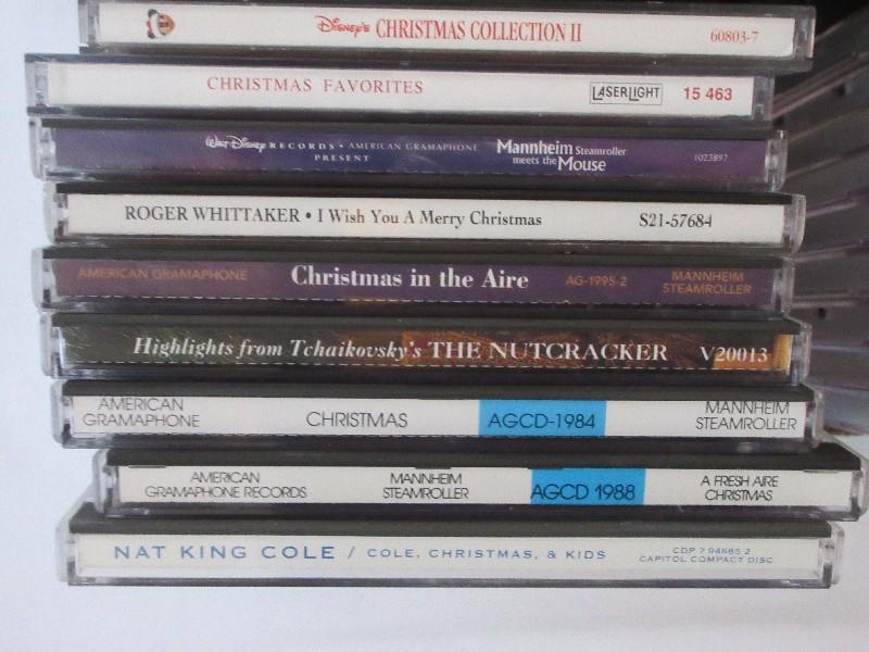 Collection 18 +/- Various Artist Christmas Music & 2 Portable CD Cases