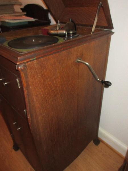 Phenomenal Antique Victor Talking Machine Co. Victrola VV-XI 569780 in Tiger Oak Cabinet