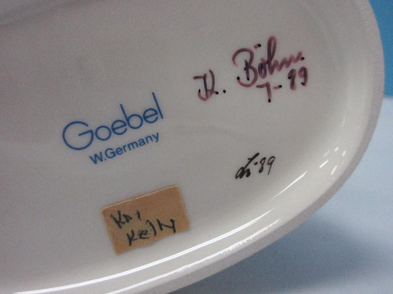 Goebel Hummel Porcelain Collectible "Strolling Along" 5" Figurine