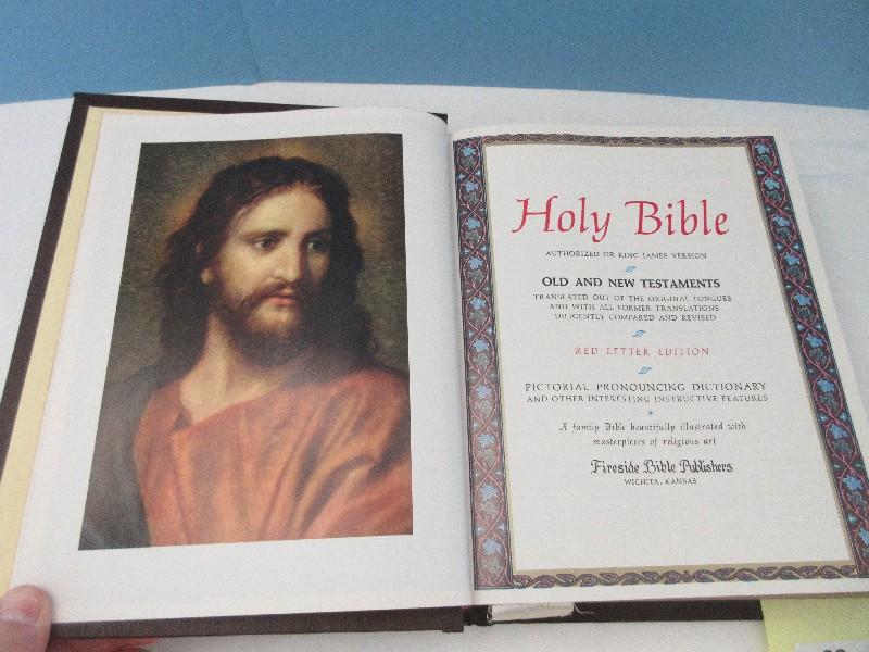 Vintage Family Coffee Table Holy Bible Beautiful Illustrated Red Letter Edition