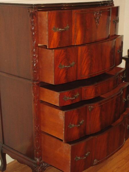 Splendid Georgian Design Chippendale Style Crotch Mahogany 5 Drawer Bureau Chest