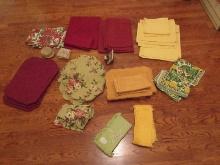 Lot Misc Linens William-Sonoma Trapunto Stitched Grapevine Design Placemats, Napkins,