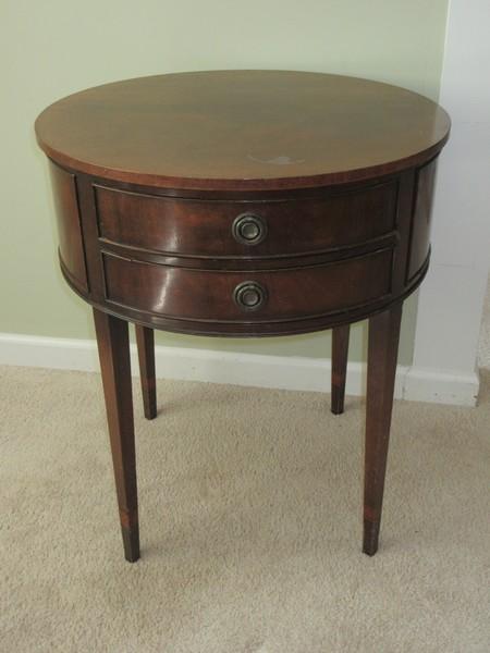 Kittinger Authentique Furniture Mahogany Round Regency Style Drum Center/Chair Side Table