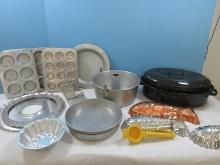 Lot Covered Roasting Speckled Enamelware Pan 3 5/8"H x 14 3/8" x 10 1/4", Yellow Metal Juicer