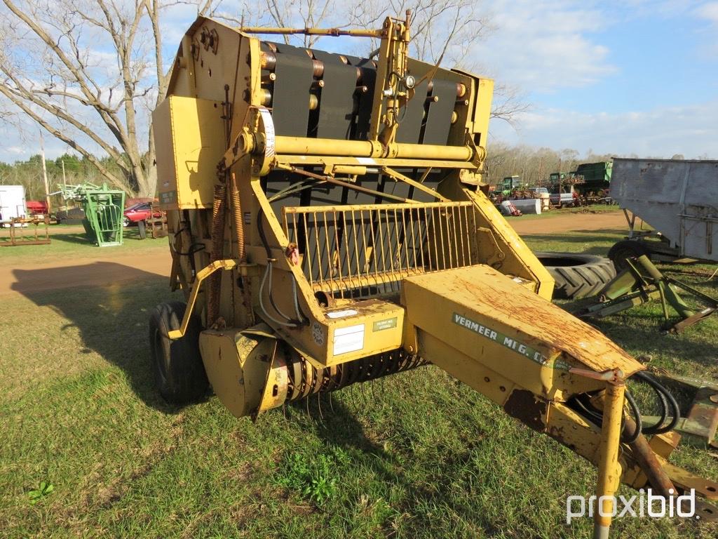 Vermeer 605F round baler