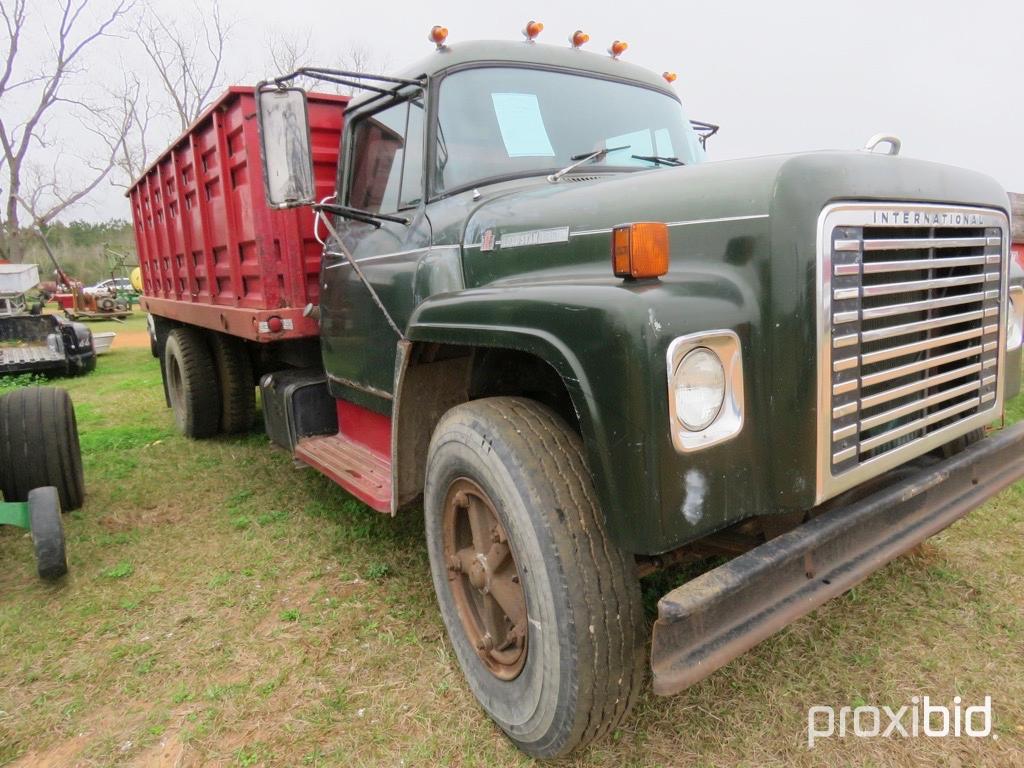 1977 International 1600 grain truck