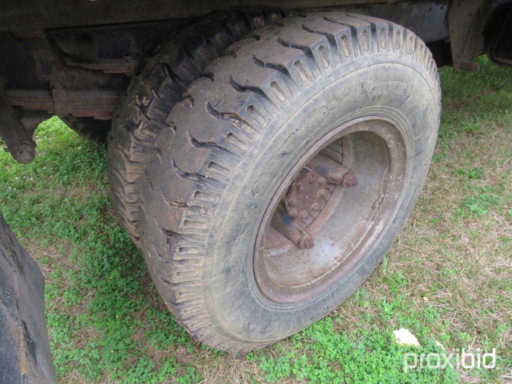 1977 International 1600 grain truck