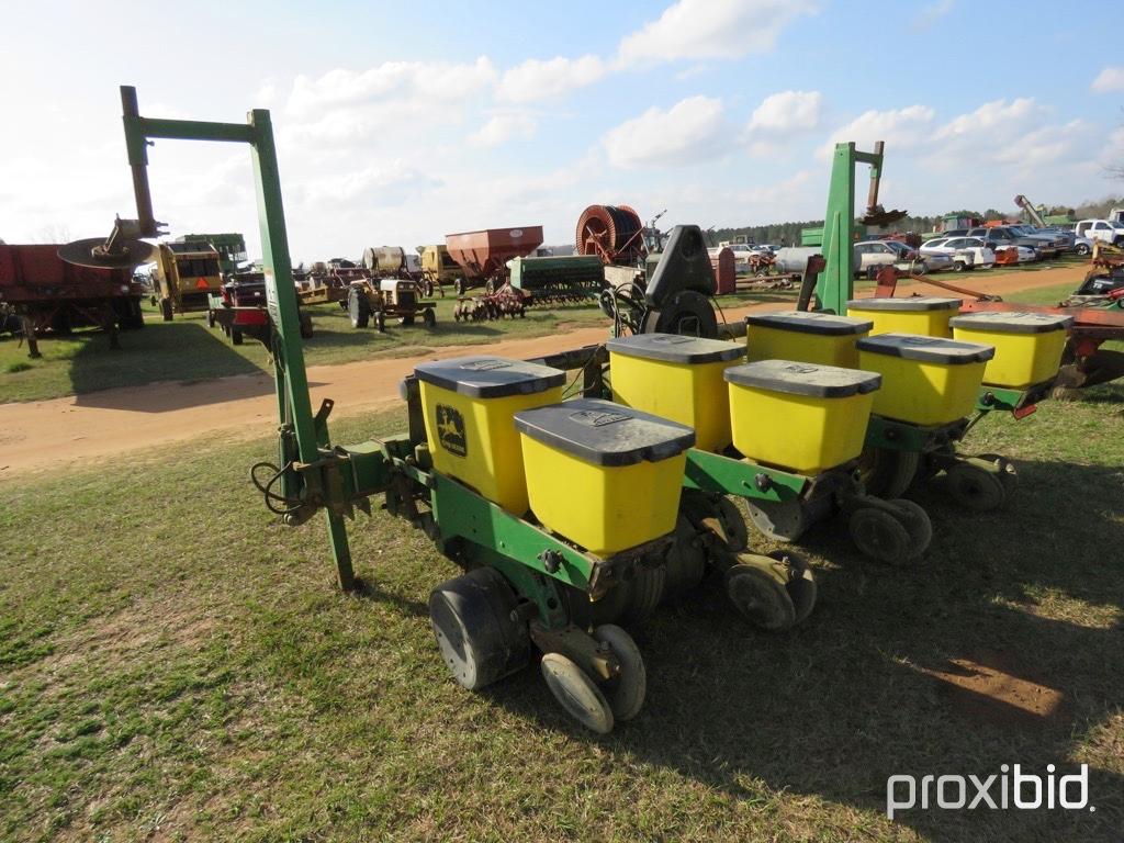 John Deere 1700 planter