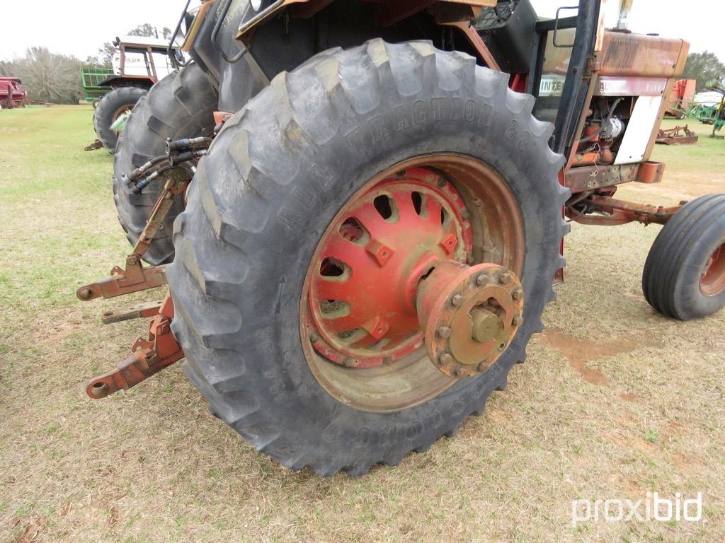 International 1586 tractor