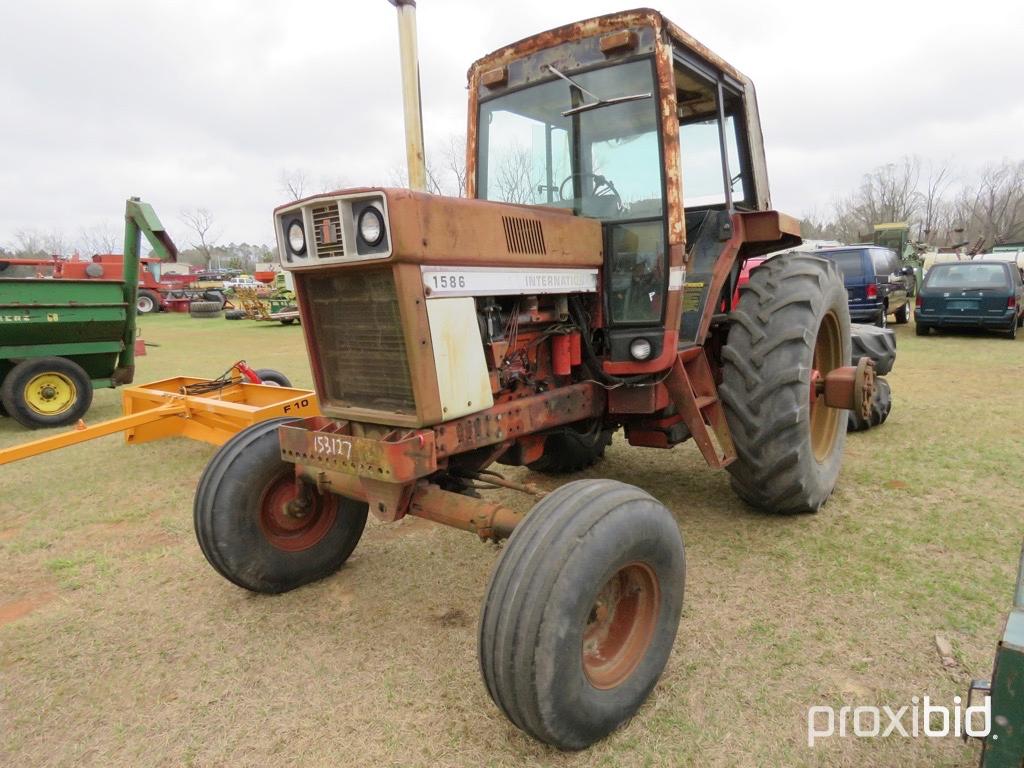 International 1586 tractor