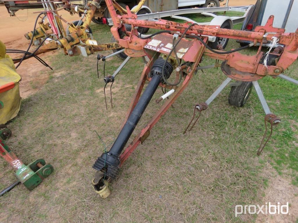 Kuhn GT500 hay tedder