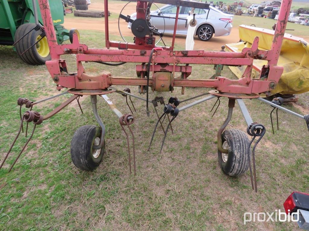 Kuhn GT500 hay tedder