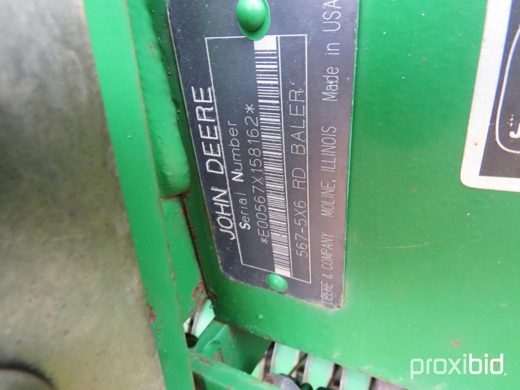 John Deere 567 round baler