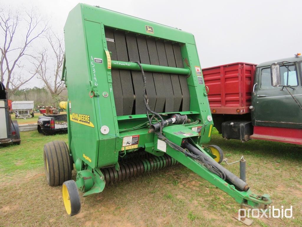 John Deere 567 round baler