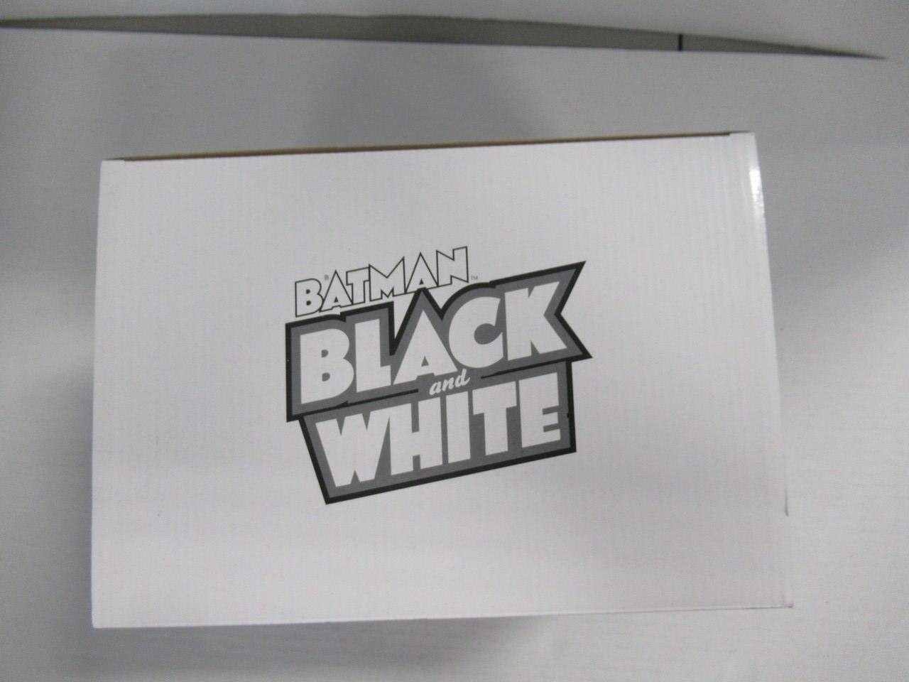 Batman Black and White Statue/Tony Millionaire