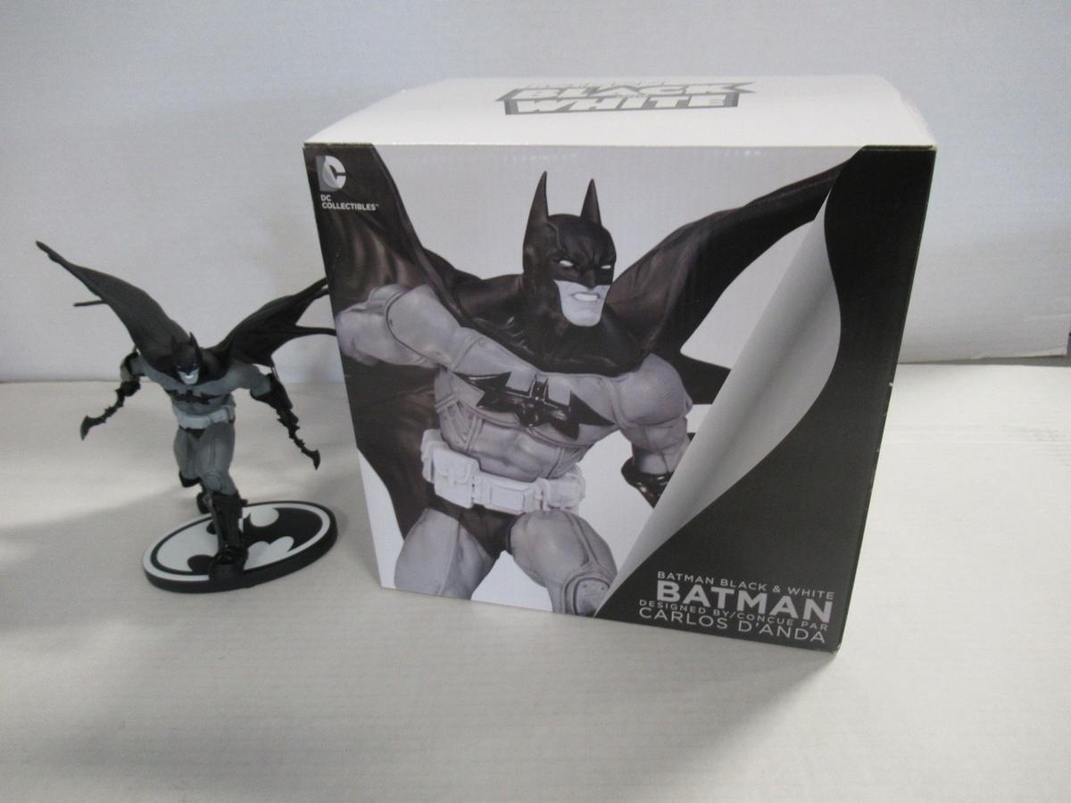 Batman Black and White Statue/D'Anda